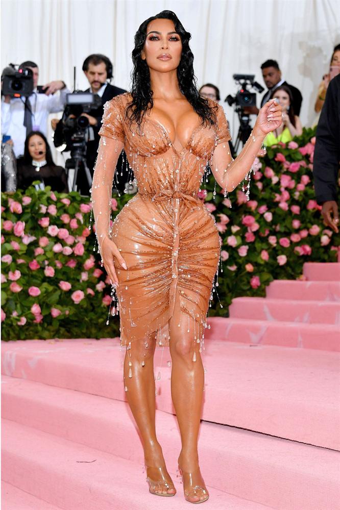 Kim Kardashian qua 7 mùa Met Gala: Đẹp dần đều dù váy vóc ngày càng bó chịt-7