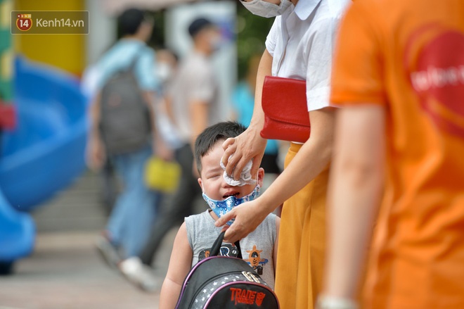 Chùm ảnh giữa thời tiết nắng nóng tháng 5, ông bà cha mẹ đưa con quay lại trường: Liên tục dặn dò phòng dịch, lo lắng nhìn cháu khóc mãi không thôi-2