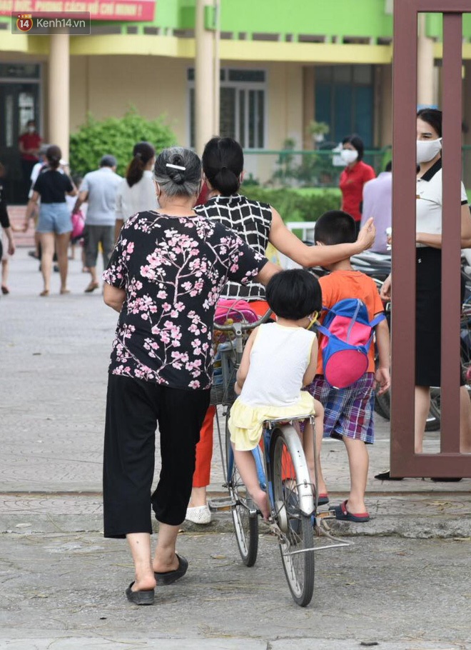 Chùm ảnh giữa thời tiết nắng nóng tháng 5, ông bà cha mẹ đưa con quay lại trường: Liên tục dặn dò phòng dịch, lo lắng nhìn cháu khóc mãi không thôi-5