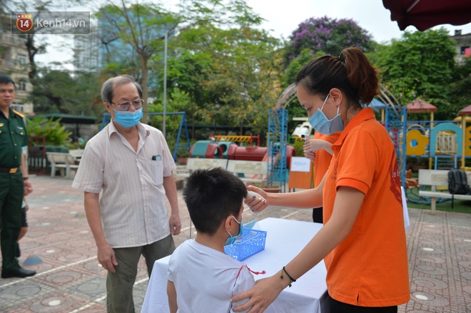 Chùm ảnh giữa thời tiết nắng nóng tháng 5, ông bà cha mẹ đưa con quay lại trường: Liên tục dặn dò phòng dịch, lo lắng nhìn cháu khóc mãi không thôi-6