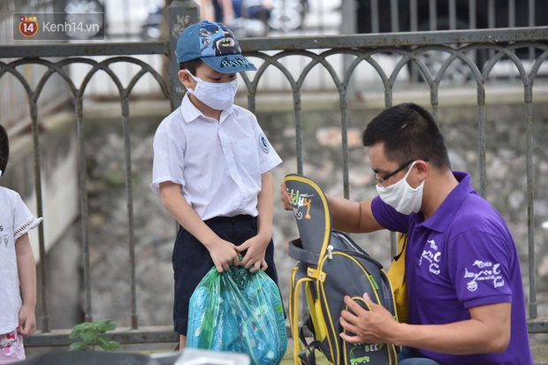 Chùm ảnh giữa thời tiết nắng nóng tháng 5, ông bà cha mẹ đưa con quay lại trường: Liên tục dặn dò phòng dịch, lo lắng nhìn cháu khóc mãi không thôi-9
