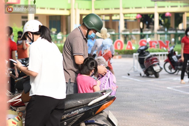 Chùm ảnh giữa thời tiết nắng nóng tháng 5, ông bà cha mẹ đưa con quay lại trường: Liên tục dặn dò phòng dịch, lo lắng nhìn cháu khóc mãi không thôi-14