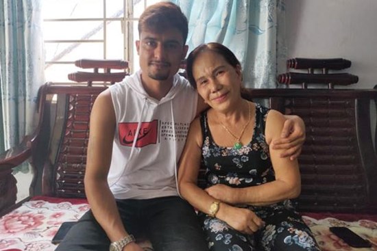 Lấy người phụ nữ 65 tuổi, trai Tây 24 tuổi 'vượt ải' con riêng của vợ thế nào?
