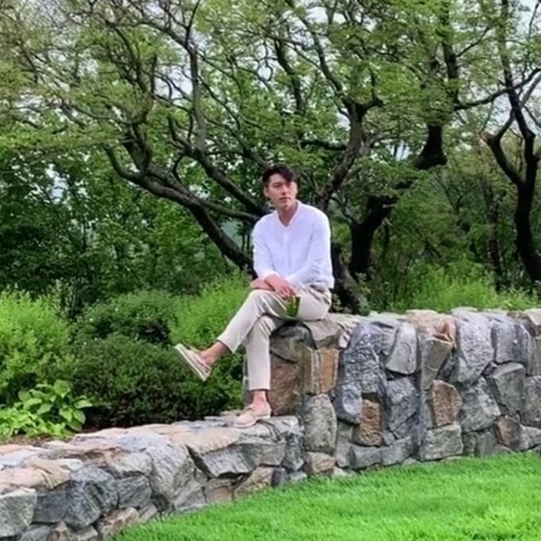 Hyun Bin lần đầu xuất hiện sau loạt tin đồn gương vỡ lại lành với Song Hye Kyo, ảnh kém chất lượng nhưng ngoại hình vẫn cực phẩm-2