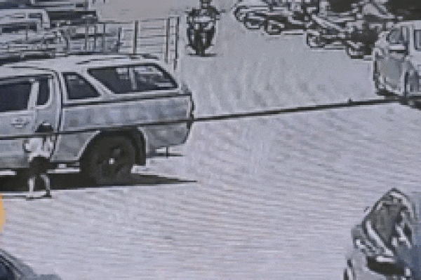 Bé gái băng qua đường không quan sát đâm vào xe máy