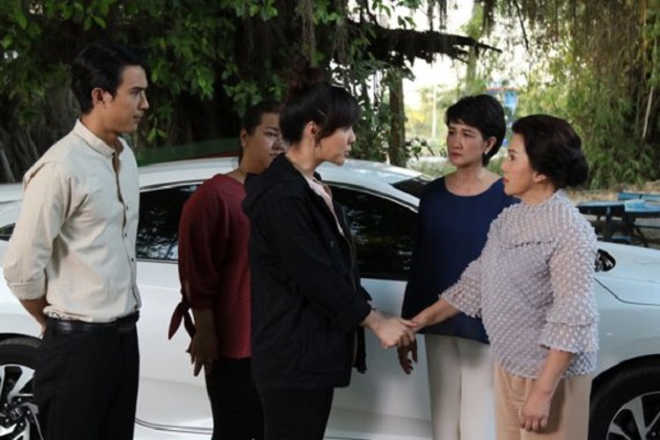 Thấy mẹ tôi đang bế rong cháu ngoài vỉa hè nắng nóng, mẹ chồng vào thì thầm một câu khiến tôi bật khóc nức nở-1