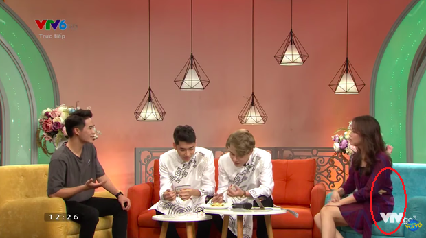 Sự cố tím lịm người của BTV thời tiết ngày hôm qua chưa là gì với cả loạt sự cố trang phục trên sóng truyền hình này-5