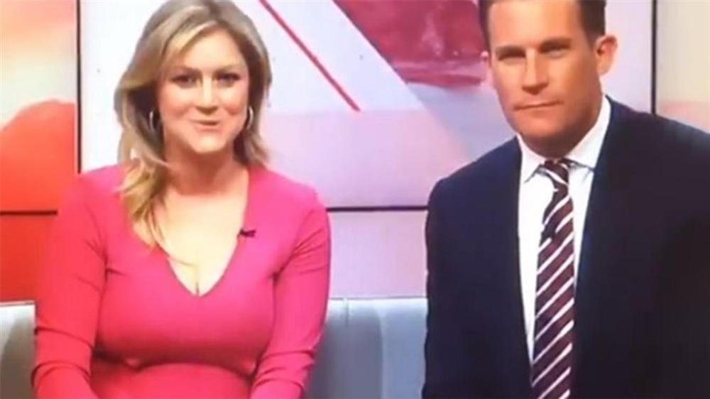 Sự cố tím lịm người của BTV thời tiết ngày hôm qua chưa là gì với cả loạt sự cố trang phục trên sóng truyền hình này-11