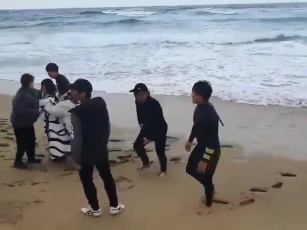 Phục sát đất bà cả và bác sĩ soái ca ở hậu trường Thế Giới Hôn Nhân: Diễn cảnh tự tử nhập tâm đến nỗi cứu hộ phải ra lôi vào!-6