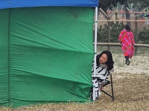 Phục sát đất bà cả và bác sĩ soái ca ở hậu trường Thế Giới Hôn Nhân: Diễn cảnh tự tử nhập tâm đến nỗi cứu hộ phải ra lôi vào!-8