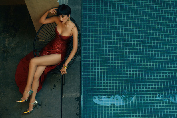 Diện lại đầm xẻ bạo liệt của Ngọc Trinh, Tiểu Vy vẫn sexy ngang ngửa, kiểu tóc lẫn makeup còn ấn tượng hơn đàn chị-1