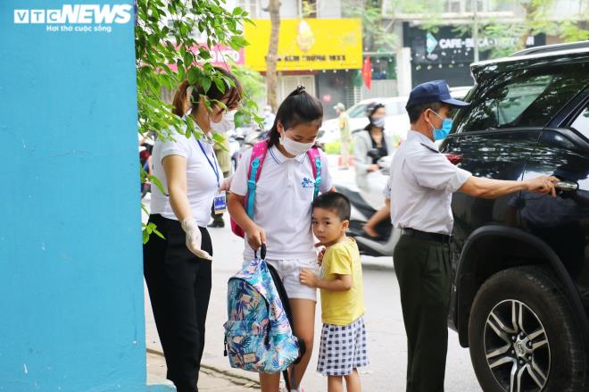 Ảnh: Trường không tổ chức bán trú, phụ huynh chen chúc đón con giữa trưa nắng-6