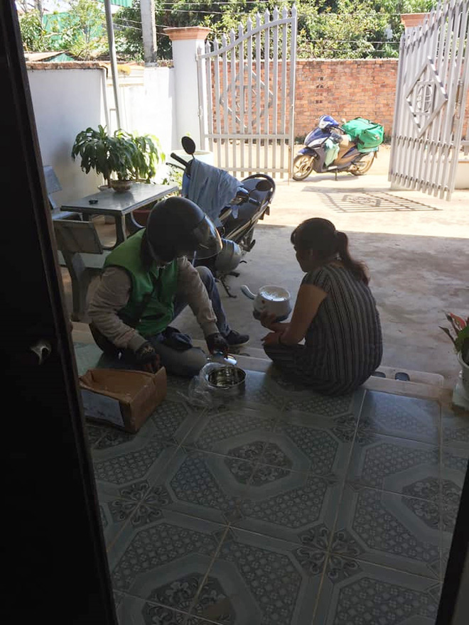 Sắm cho mẹ smartphone, con gái méo mặt vì hễ về quê là thấy người lạ đến nhà-1