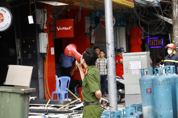 Nổ bình gas kinh hoàng tại nhà hàng gà rán ở phố Cổ, 3 người nguy kịch nhập viện cấp cứu-3