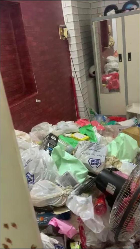 Nữ sinh Sài Gòn biến phòng trọ thành bãi rác kinh hoàng, toilet chất đống đồ thải: Chủ nhà tiết lộ điều bất thường-4