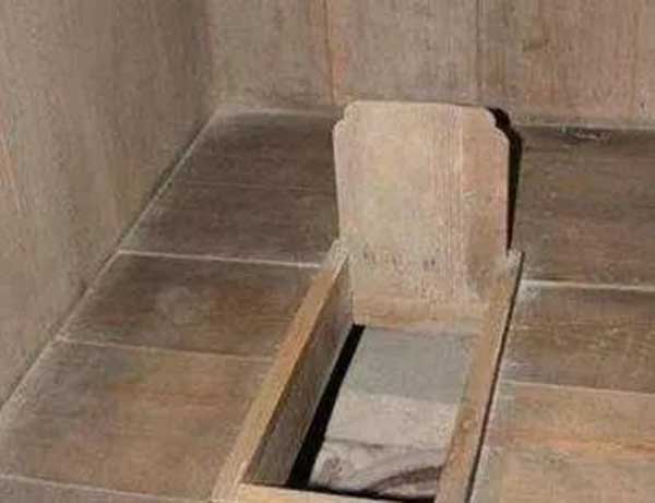 Phụ nữ cổ đại đã giải quyết nỗi buồn của mình như thế nào với những trang phục váy dài nhiều lớp và khi chưa có nhà vệ sinh?-1