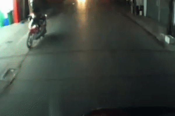 Cố tránh vụ tai nạn giữa đường, tài xế khiến người xem giật mình-1