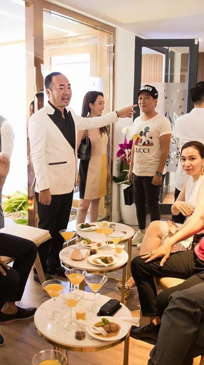 Có ai như Trường Giang: Bên vợ thì giản dị hết mức, khi gặp bạn bè liền xoay 180 độ lên đồ hiệu sang chảnh thế này đây!-1