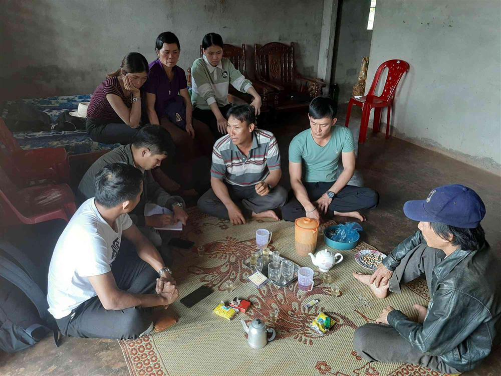Vụ bí thư xã giết cháu vợ: Người nhà nạn nhân lập bàn thờ nhỏ, chờ đợi trong nước mắt-1