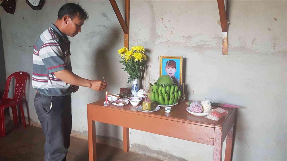 Vụ bí thư xã giết cháu vợ: Người nhà nạn nhân lập bàn thờ nhỏ, chờ đợi trong nước mắt-5