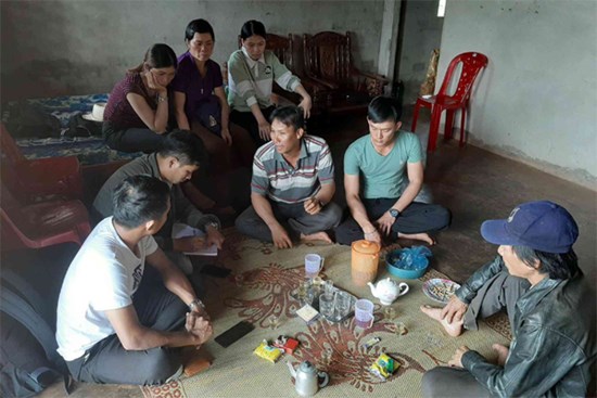 Vụ bí thư xã giết cháu vợ: Người nhà nạn nhân lập bàn thờ nhỏ, chờ đợi trong nước mắt