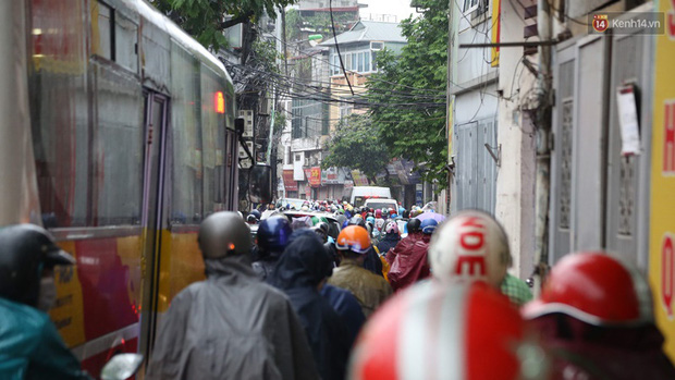 Hà Nội tắc đường kinh hoàng, người dân khổ sở đi làm trong cơn mưa lớn-1