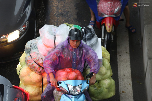 Hà Nội tắc đường kinh hoàng, người dân khổ sở đi làm trong cơn mưa lớn-10