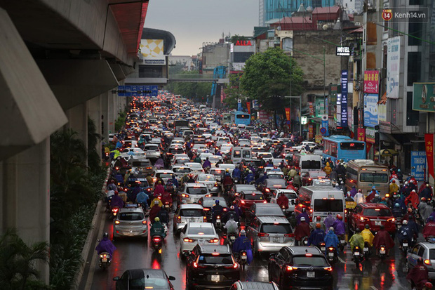 Hà Nội tắc đường kinh hoàng, người dân khổ sở đi làm trong cơn mưa lớn-2