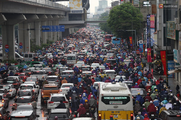 Hà Nội tắc đường kinh hoàng, người dân khổ sở đi làm trong cơn mưa lớn-3