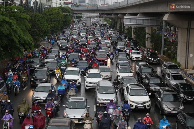 Hà Nội tắc đường kinh hoàng, người dân khổ sở đi làm trong cơn mưa lớn-4