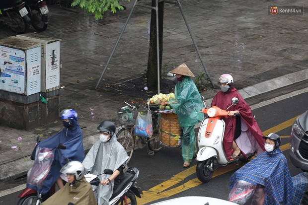 Hà Nội tắc đường kinh hoàng, người dân khổ sở đi làm trong cơn mưa lớn-5