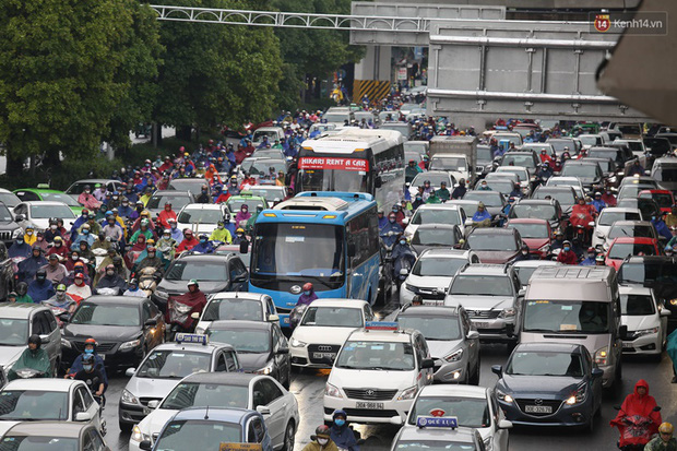Hà Nội tắc đường kinh hoàng, người dân khổ sở đi làm trong cơn mưa lớn-6