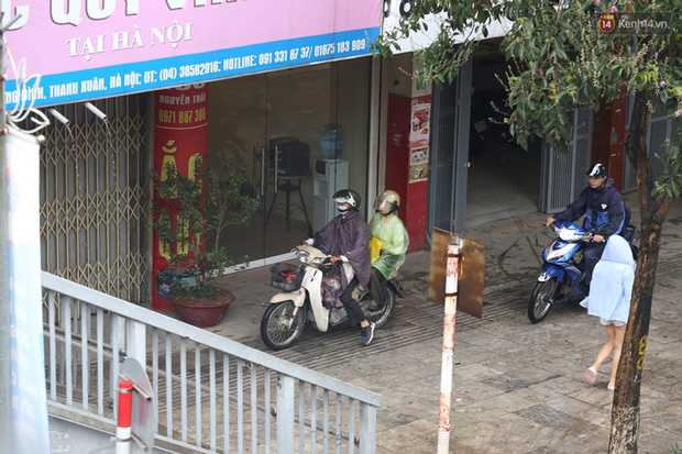Hà Nội tắc đường kinh hoàng, người dân khổ sở đi làm trong cơn mưa lớn-7