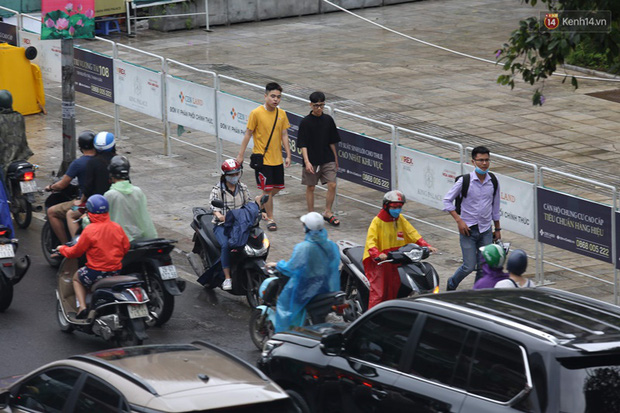 Hà Nội tắc đường kinh hoàng, người dân khổ sở đi làm trong cơn mưa lớn-9