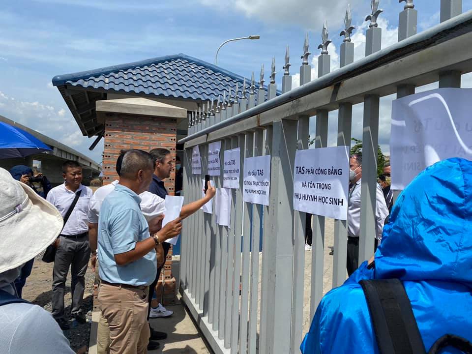 3 tháng nghỉ học vì dịch phải đóng hơn 200 triệu đồng, phụ huynh đội nắng đến trường Quốc tế Mỹ phản ánh nhưng chỉ được đối thoại vài câu qua cổng sắt-4