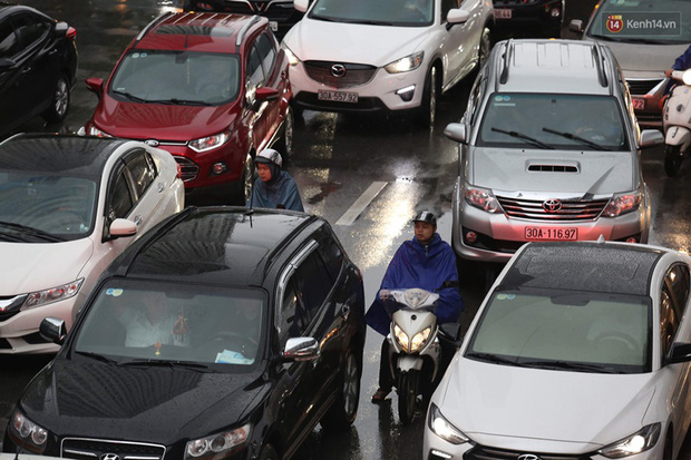 Hà Nội tắc đường kinh hoàng, người dân khổ sở đi làm trong cơn mưa lớn-11
