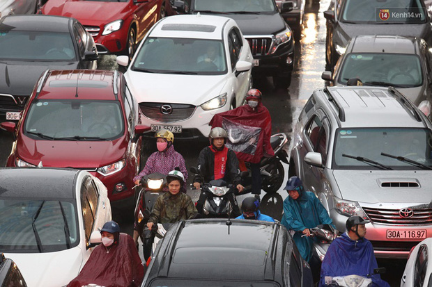 Hà Nội tắc đường kinh hoàng, người dân khổ sở đi làm trong cơn mưa lớn-13