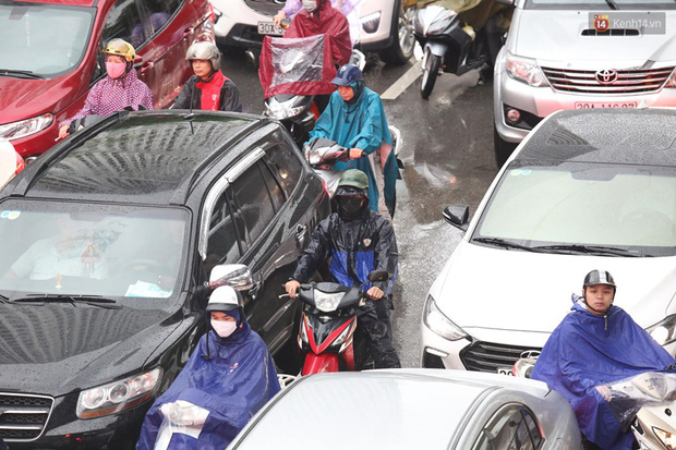 Hà Nội tắc đường kinh hoàng, người dân khổ sở đi làm trong cơn mưa lớn-14