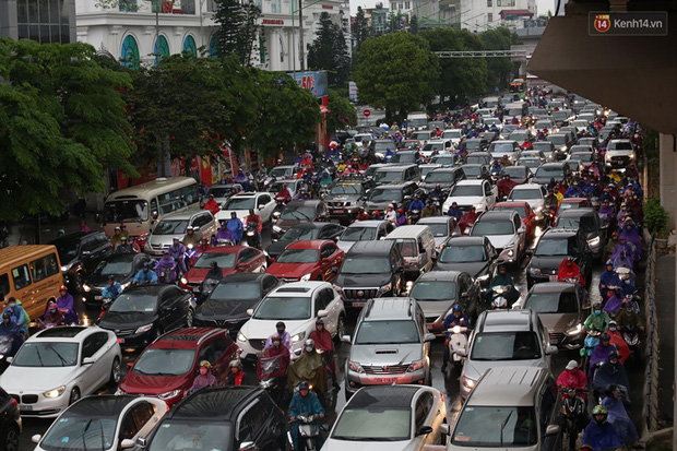 Hà Nội tắc đường kinh hoàng, người dân khổ sở đi làm trong cơn mưa lớn-16