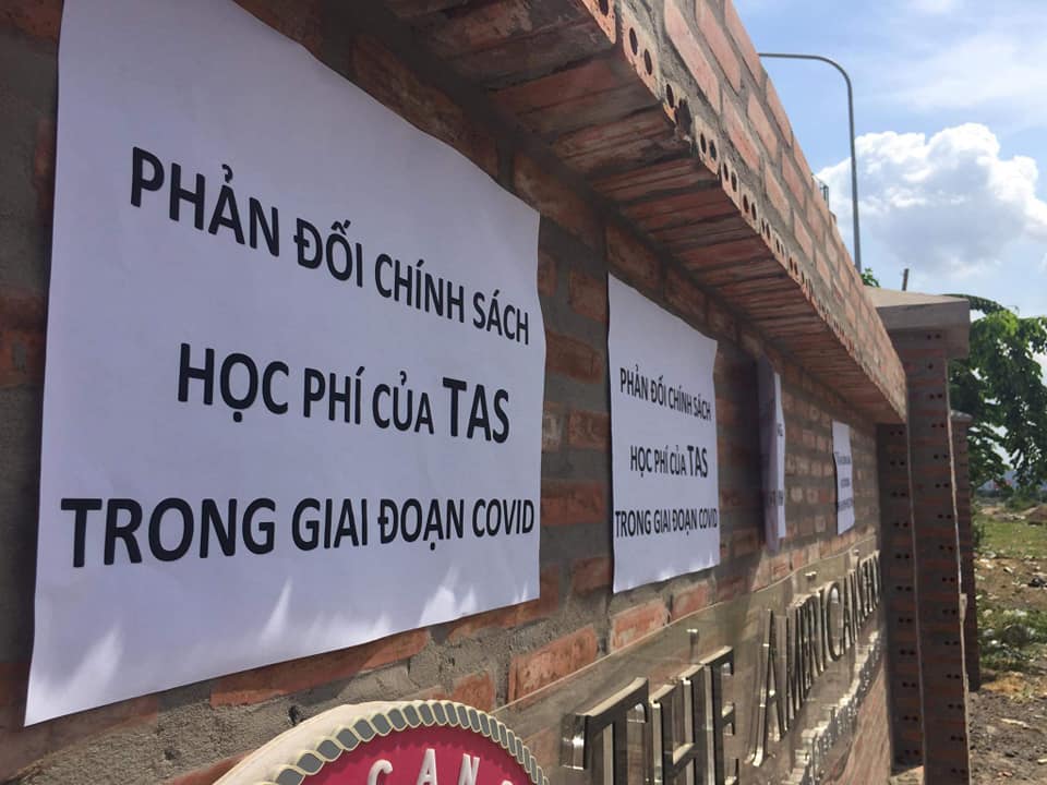 3 tháng nghỉ học vì dịch phải đóng hơn 200 triệu đồng, phụ huynh đội nắng đến trường Quốc tế Mỹ phản ánh nhưng chỉ được đối thoại vài câu qua cổng sắt-5