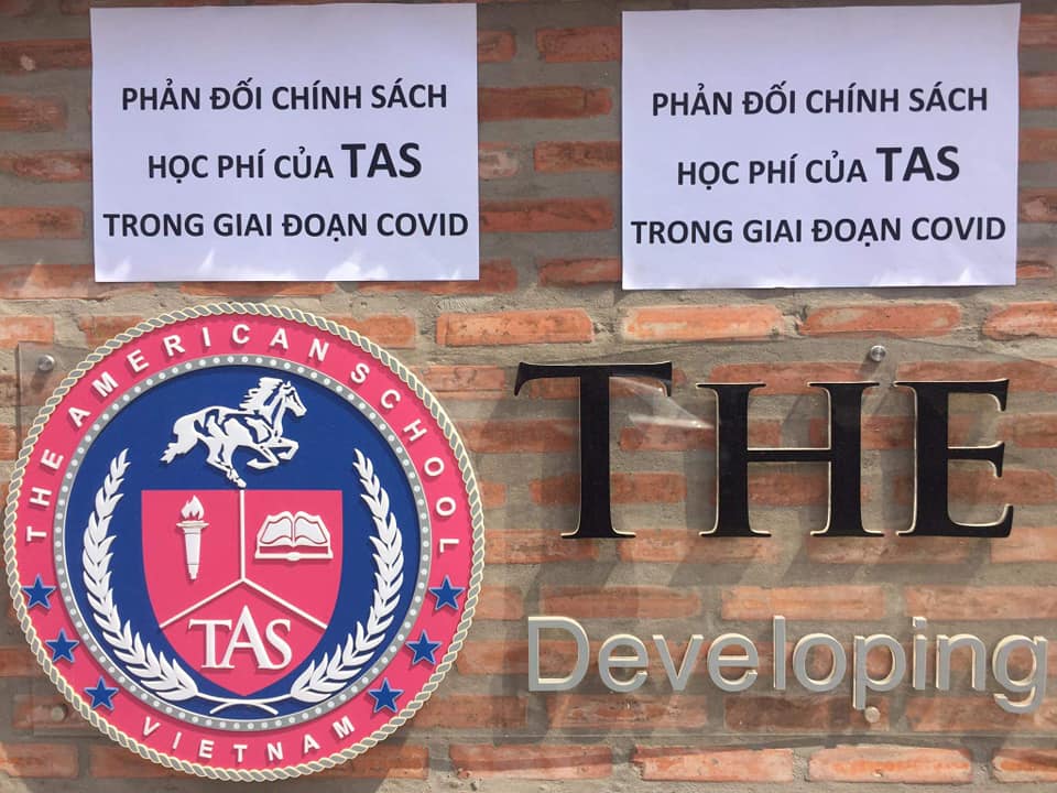 3 tháng nghỉ học vì dịch phải đóng hơn 200 triệu đồng, phụ huynh đội nắng đến trường Quốc tế Mỹ phản ánh nhưng chỉ được đối thoại vài câu qua cổng sắt-6
