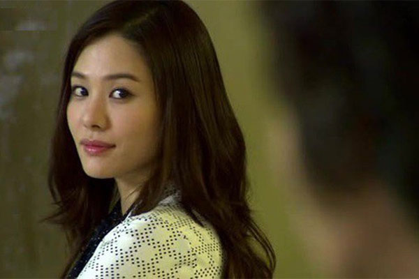 Trước cửa tòa án, mẹ chồng nắm chặt tay con dâu bảo: Bỏ được con trai mẹ là mừng rồi-2