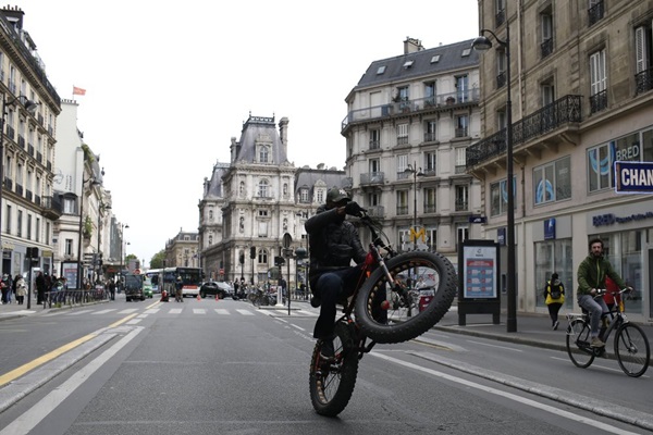 Paris trong ngày đầu thức giấc sau 2 tháng đóng băng vì Covid-19-6