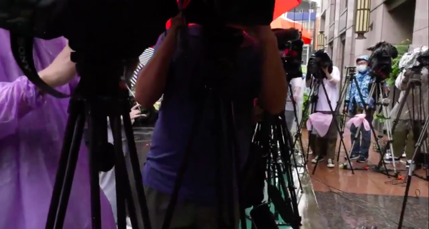 Chồng Chung Hân Đồng mở họp báo phân trần mọi tình tiết ly hôn, gây tranh cãi khi trả lời câu hỏi quan trọng nhất-1