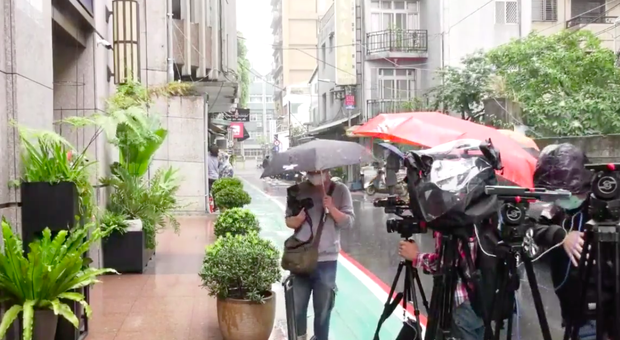 Chồng Chung Hân Đồng mở họp báo phân trần mọi tình tiết ly hôn, gây tranh cãi khi trả lời câu hỏi quan trọng nhất-2