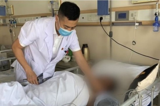 Chàng trai 9X đột nhiên tê liệt cả người, nói năng không rõ ràng, nguyên nhân do thói quen thức khuya, ăn nhiều thức ăn nhanh