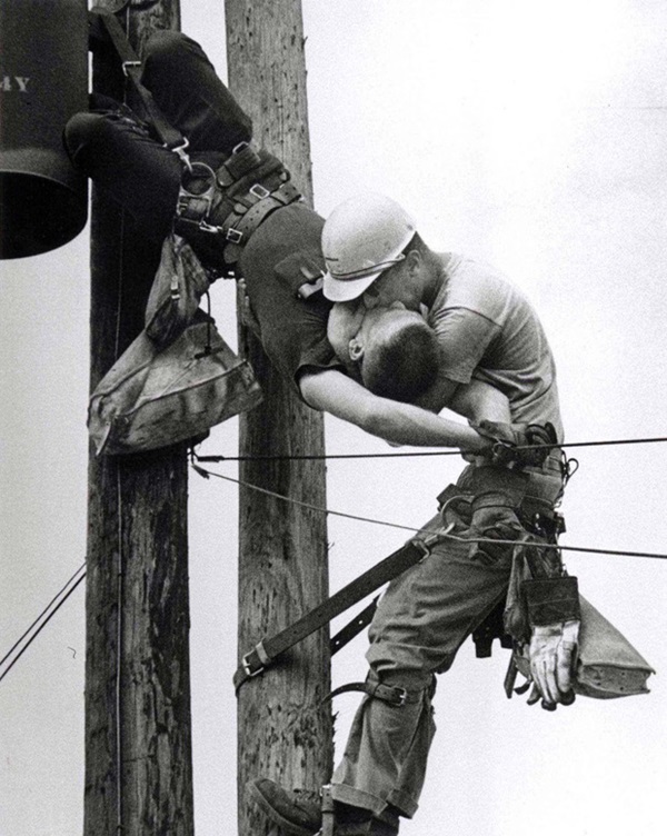 Nụ hôn đồng giới của hai công nhân ngành điện và câu chuyện thực sự đằng sau bức ảnh làm lay động bao trái tim-1