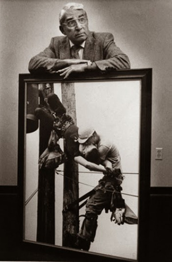 Nụ hôn đồng giới của hai công nhân ngành điện và câu chuyện thực sự đằng sau bức ảnh làm lay động bao trái tim-2