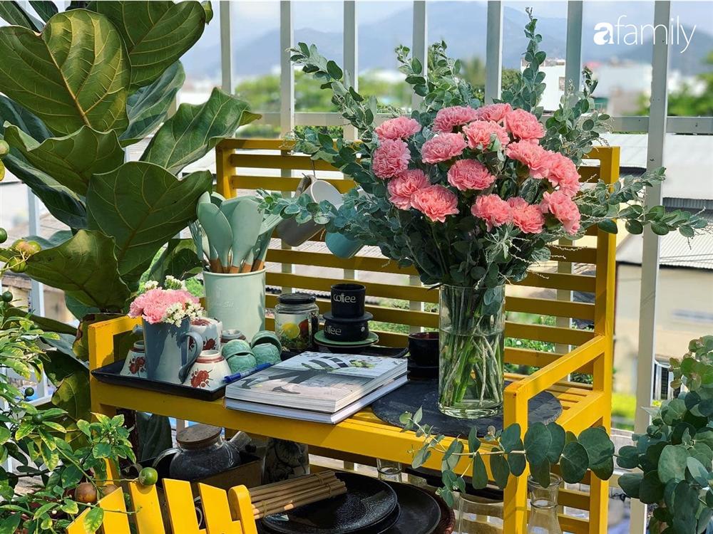 Ghen tị với góc chill rộng thoáng 40m² trên sân thượng tràn ngập hồng ngoại của mẹ đảm tại Nha Trang-10