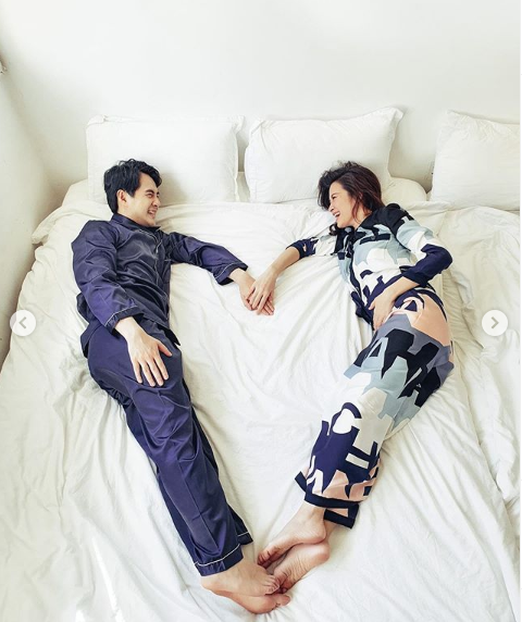 Vợ chồng Đông Nhi - Ông Cao Thắng tung bộ ảnh bầu đầu tiên, Trấn Thành liền để lại bình luận gây chú ý-1